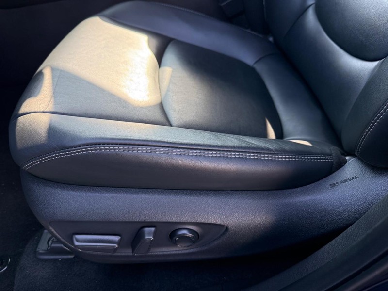 Toyota RAV4 Vehicle Full-screen Gallery Image 28