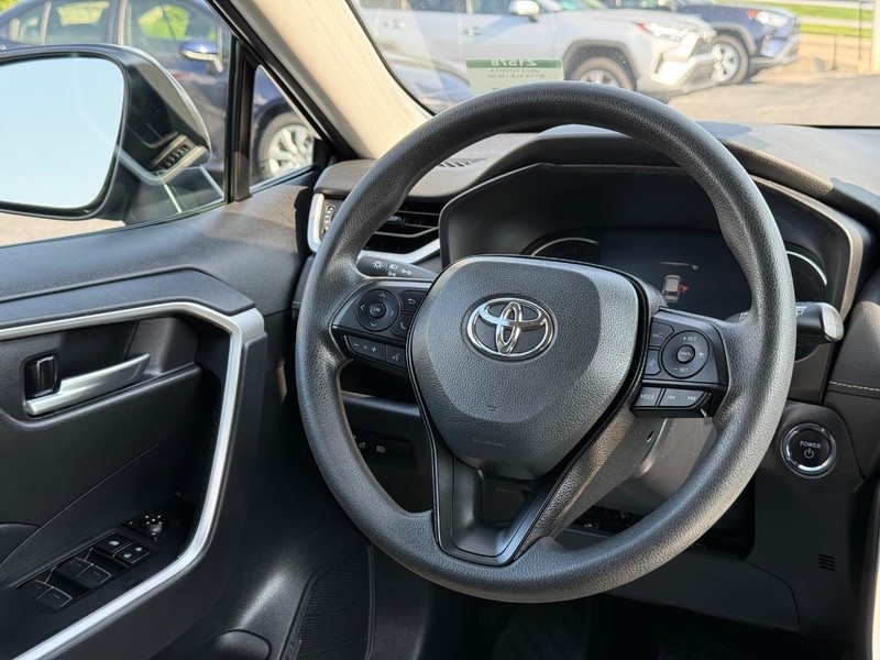 Toyota RAV4 Vehicle Image 12