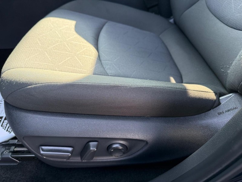 Toyota RAV4 Vehicle Image 24