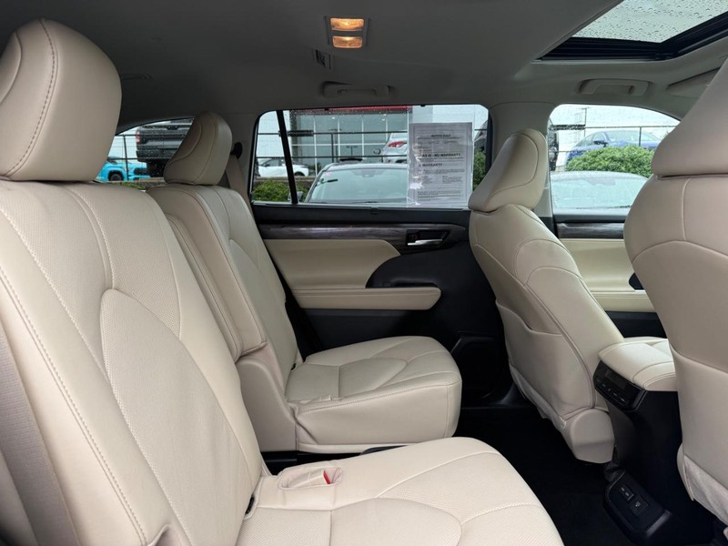 Toyota Highlander Vehicle Image 11