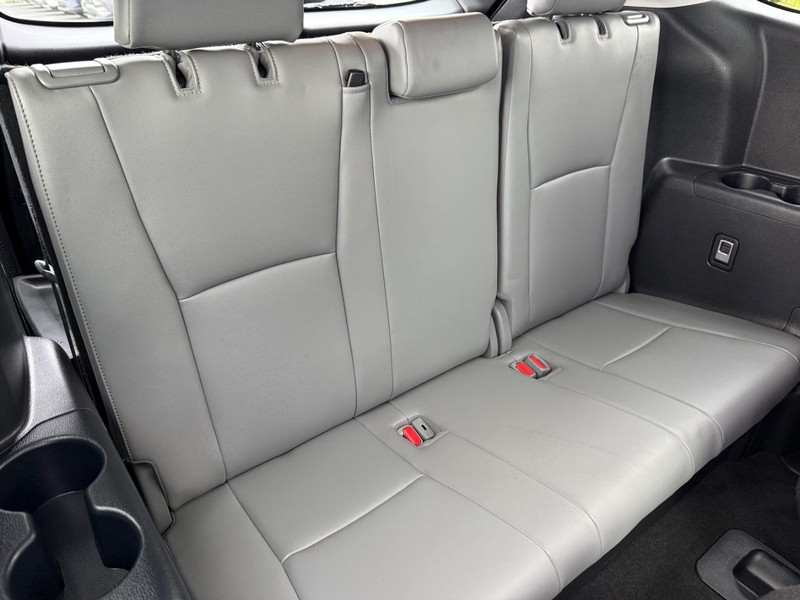 Toyota Highlander Vehicle Image 12