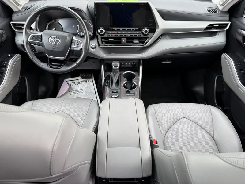 Toyota Highlander Vehicle Image 14