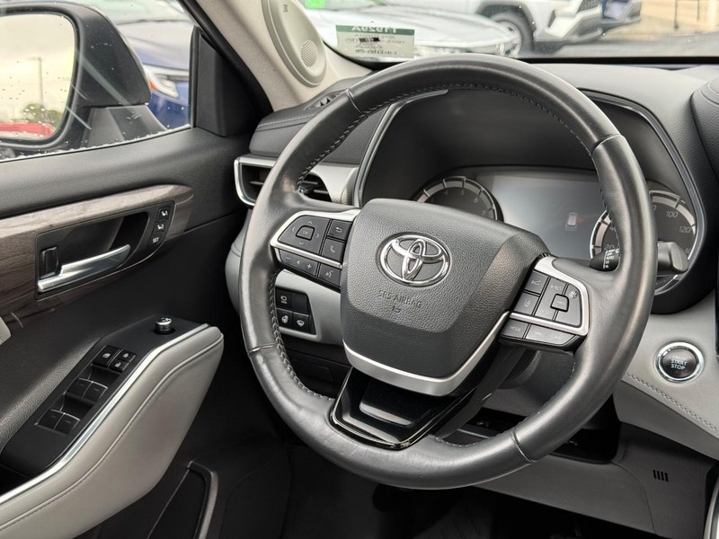 Toyota Highlander Vehicle Image 15