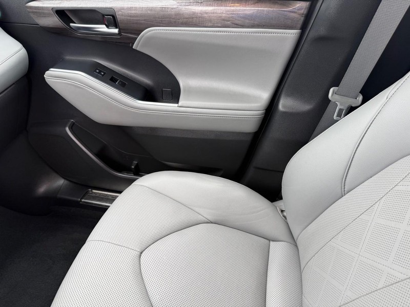 Toyota Highlander Vehicle Image 23