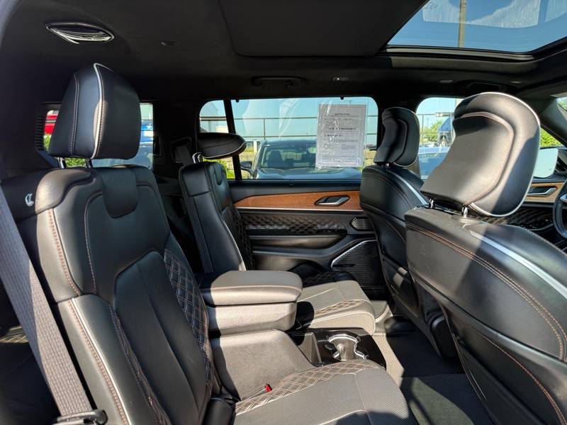 Jeep Grand Cherokee L Vehicle Image 12