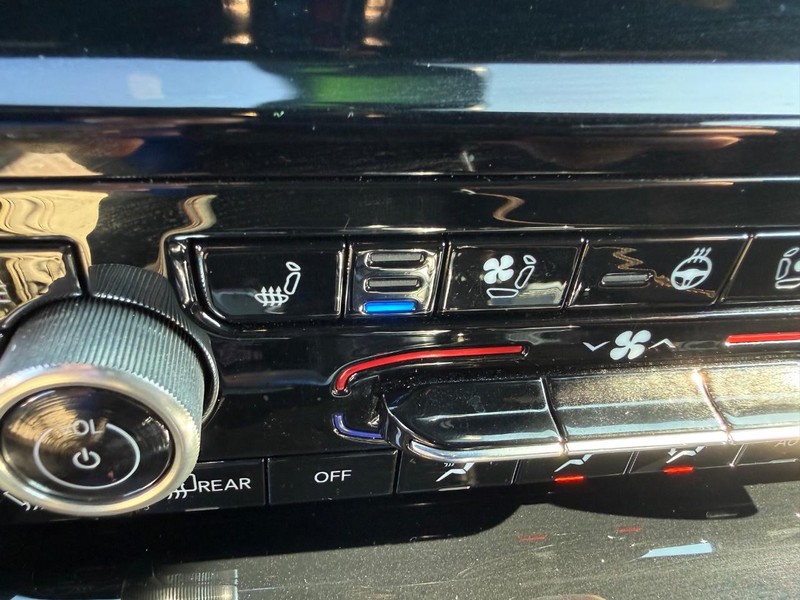 Jeep Grand Cherokee L Vehicle Image 19