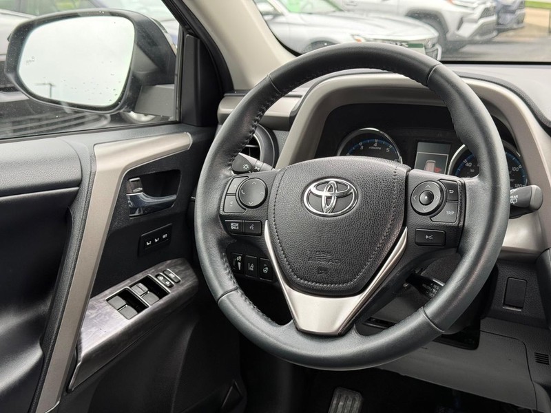 Toyota RAV4 Vehicle Image 14