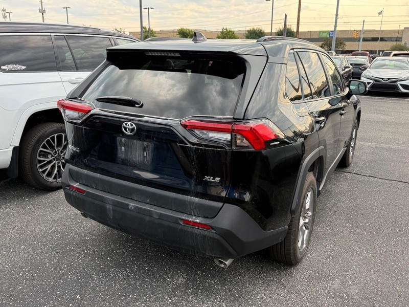 Toyota RAV4 Vehicle Image 04