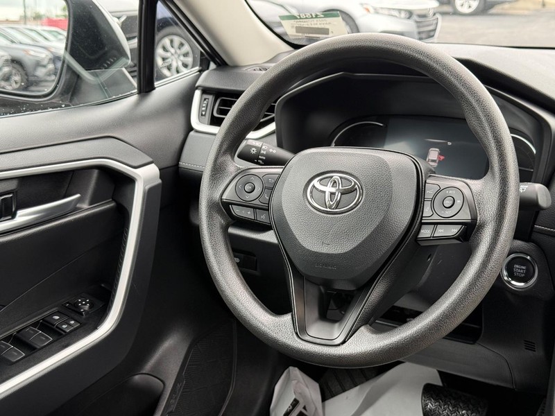 Toyota RAV4 Vehicle Image 12