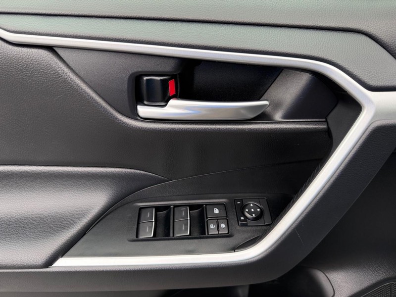 Toyota RAV4 Vehicle Image 23