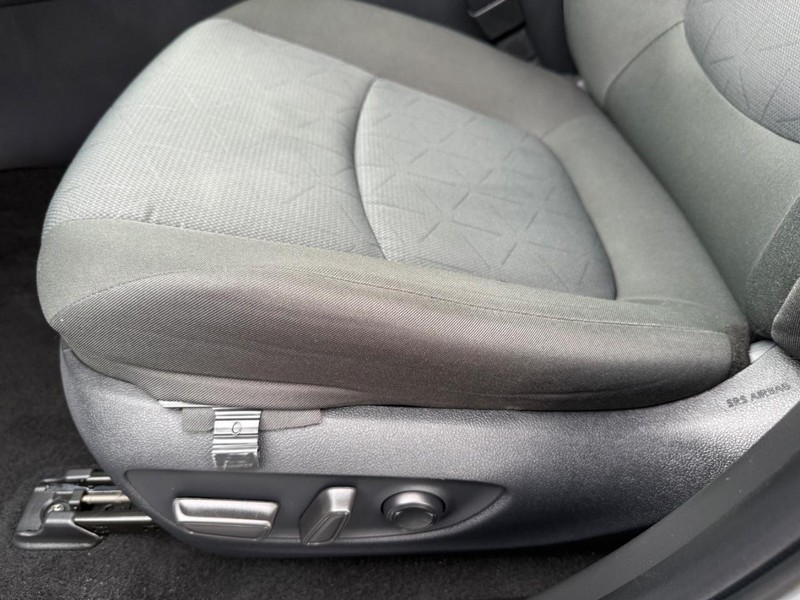 Toyota RAV4 Vehicle Image 24
