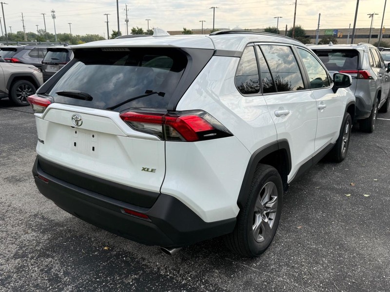 Toyota RAV4 Vehicle Image 02