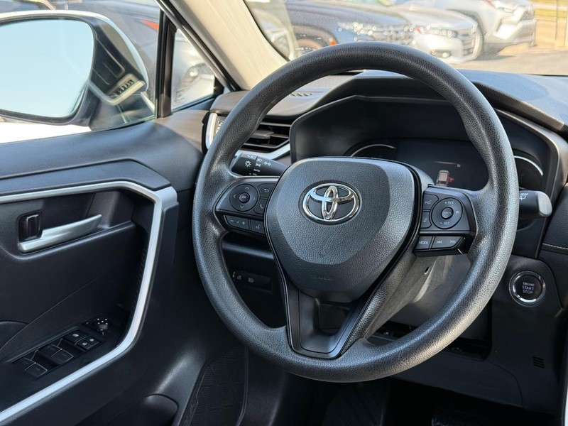 Toyota RAV4 Vehicle Image 12