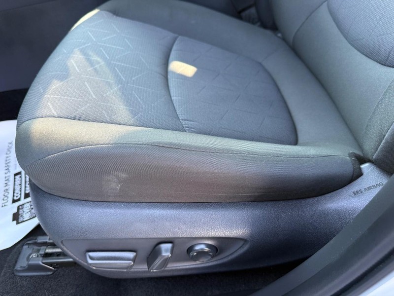 Toyota RAV4 Vehicle Image 24