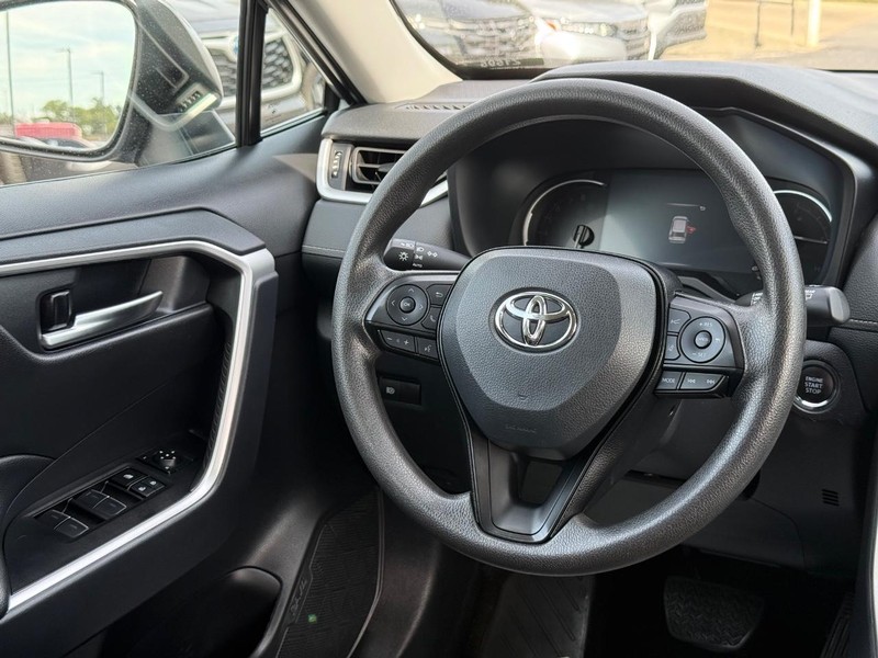 Toyota RAV4 Vehicle Image 12