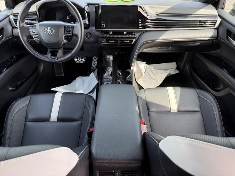 Toyota Camry Vehicle Image 11