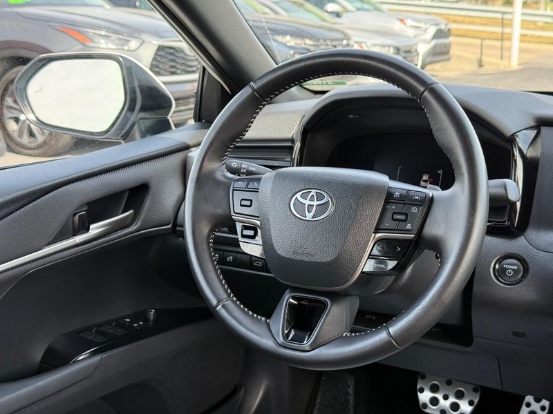 Toyota Camry Vehicle Image 12