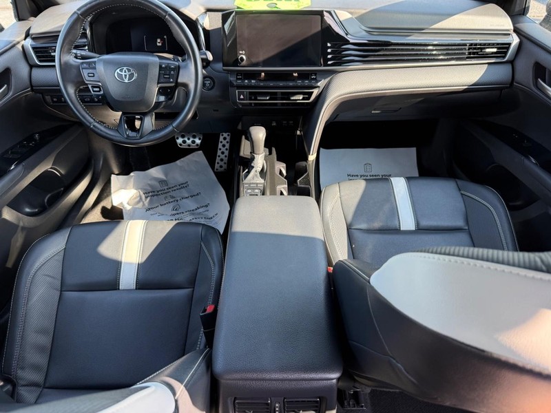 Toyota Camry Vehicle Image 11