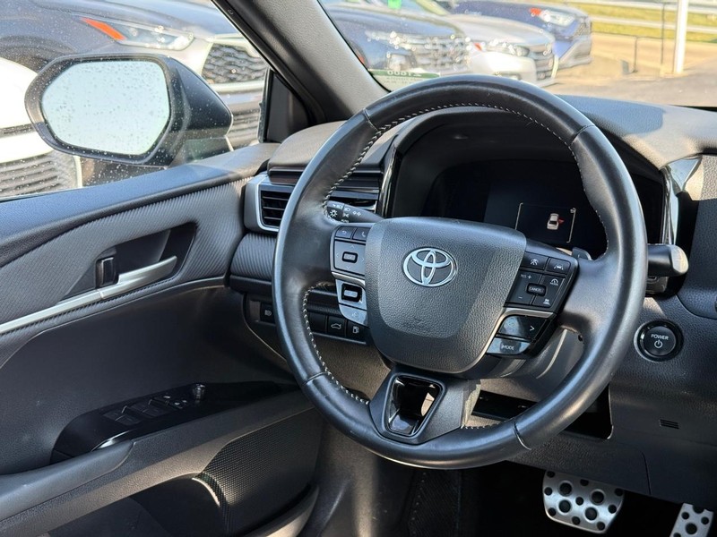 Toyota Camry Vehicle Image 12