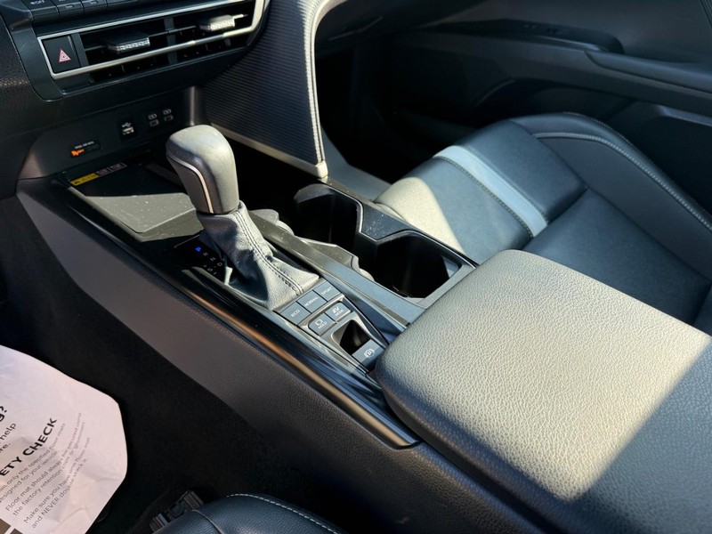 Toyota Camry Vehicle Image 18