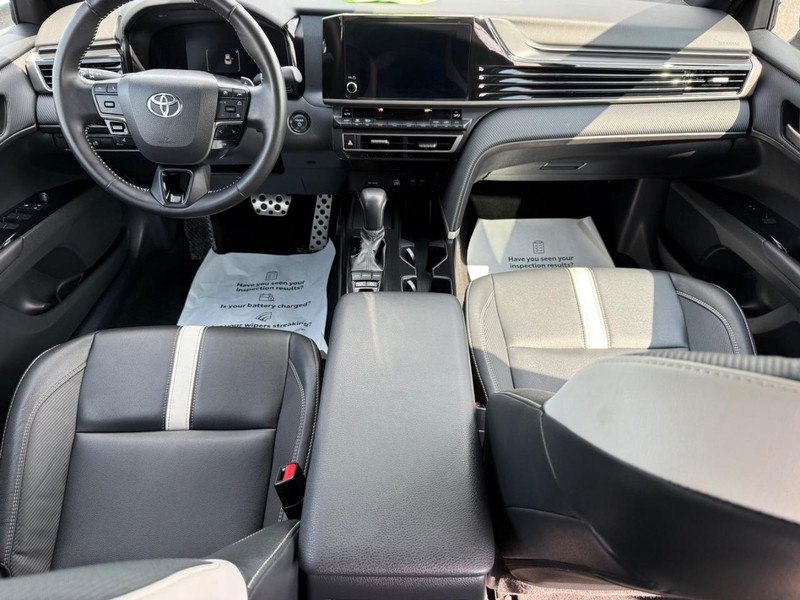 Toyota Camry Vehicle Image 11