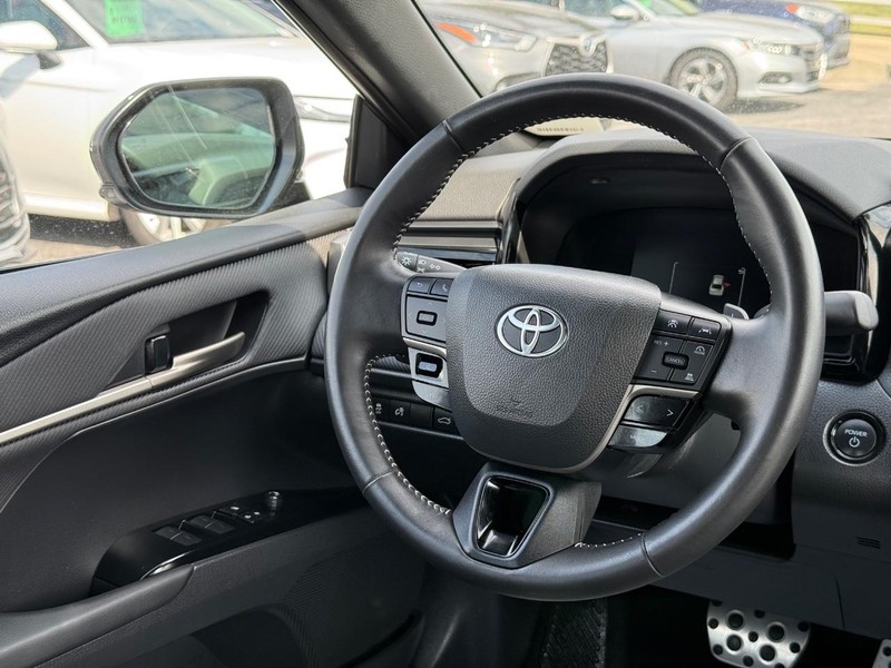 Toyota Camry Vehicle Image 12