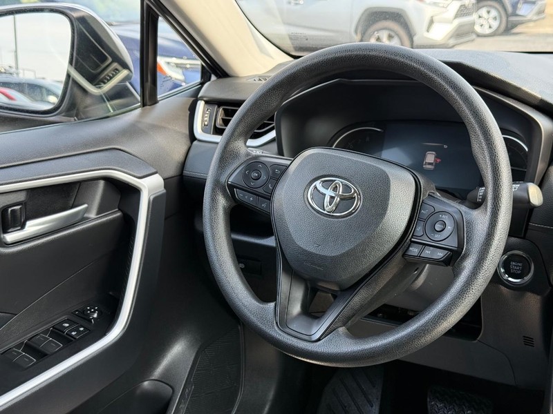 Toyota RAV4 Vehicle Image 12