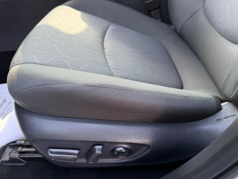 Toyota RAV4 Vehicle Image 24