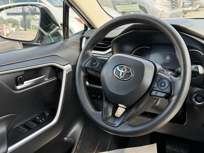 Toyota RAV4 Vehicle Image 12