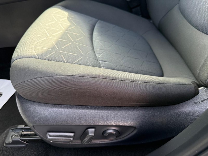 Toyota RAV4 Vehicle Image 24