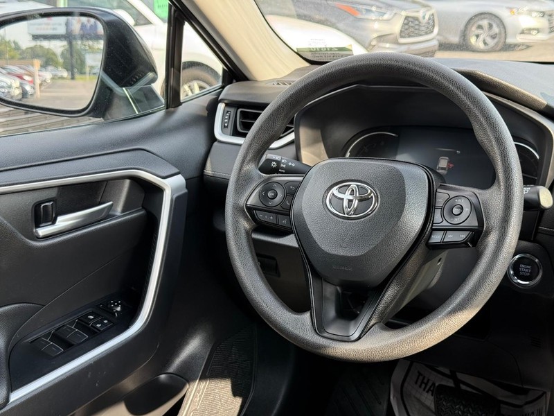 Toyota RAV4 Vehicle Image 12