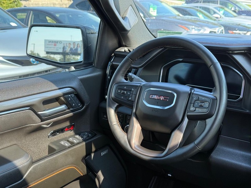 GMC Sierra 1500 Vehicle Full-screen Gallery Image 12