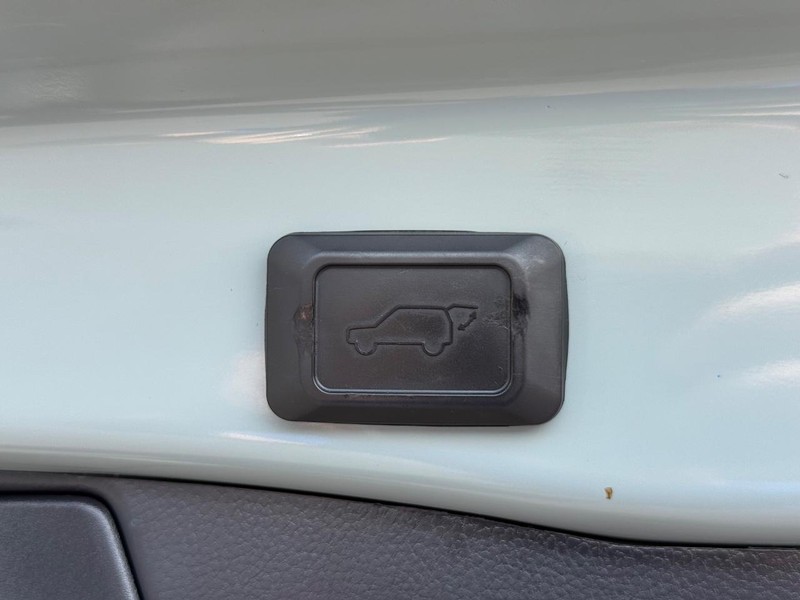 Toyota RAV4 Vehicle Image 08
