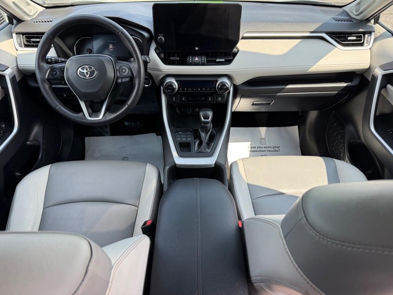 Toyota RAV4 Vehicle Image 13