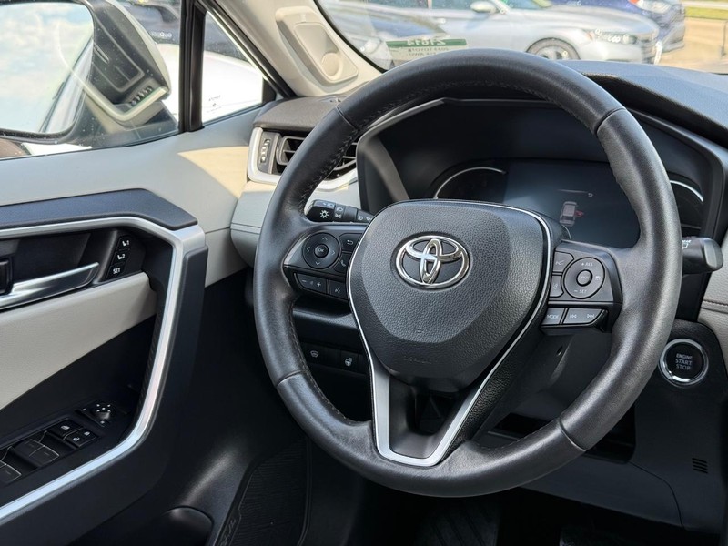 Toyota RAV4 Vehicle Image 14