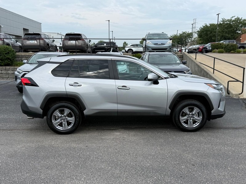 Toyota RAV4 Vehicle Image 02