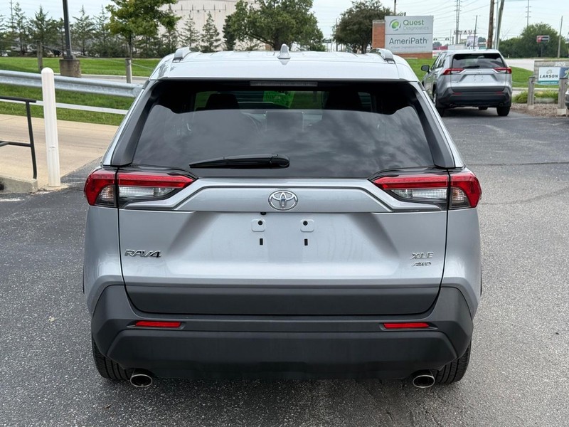 Toyota RAV4 Vehicle Image 04