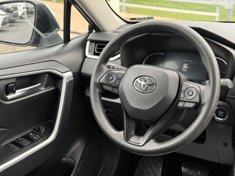 Toyota RAV4 Vehicle Image 12