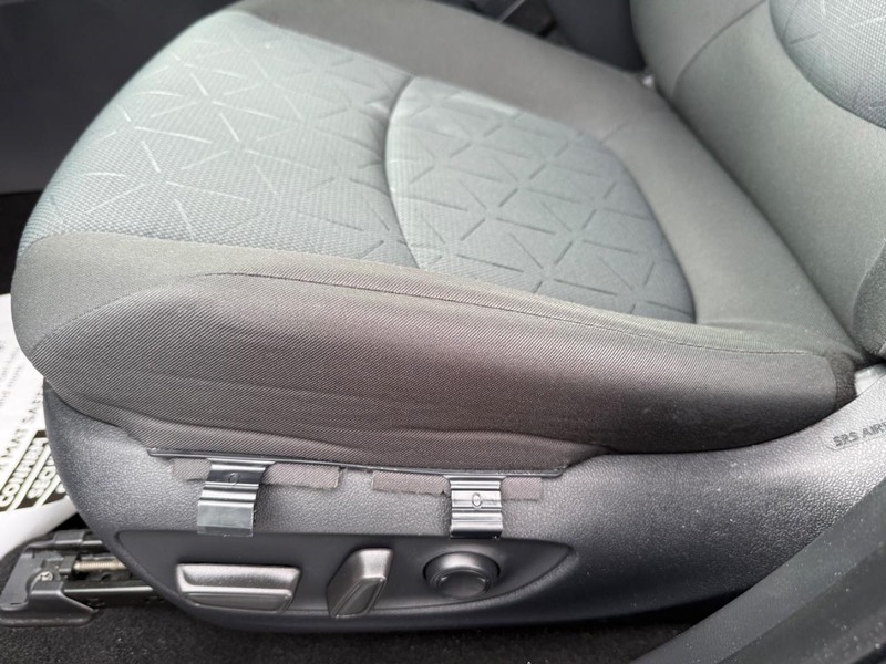 Toyota RAV4 Vehicle Image 24