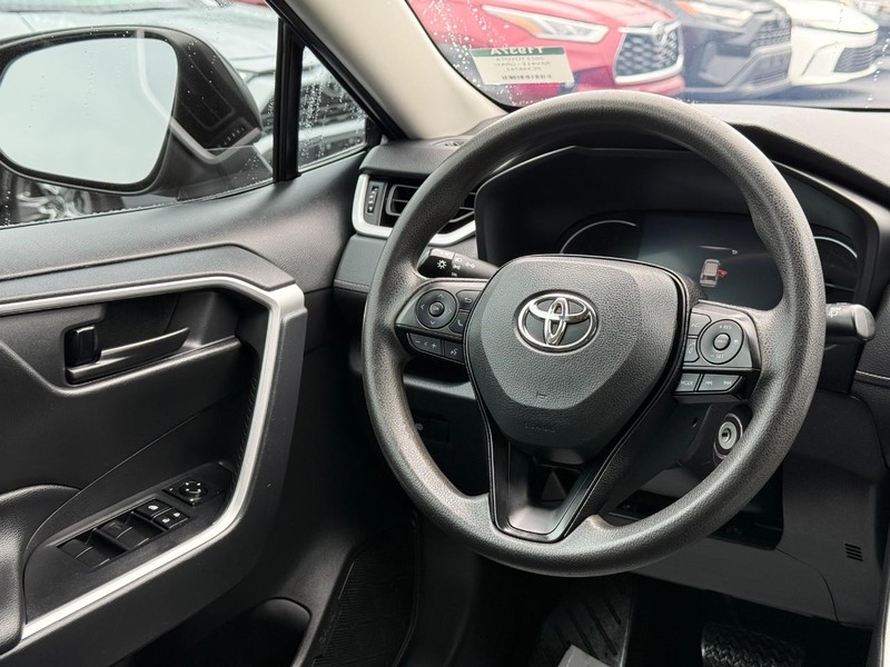 Toyota RAV4 Vehicle Image 12