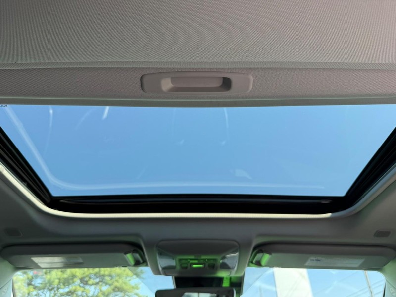 Toyota RAV4 Vehicle Image 12