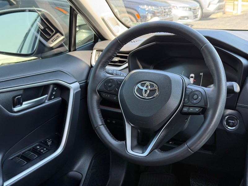 Toyota RAV4 Vehicle Image 14