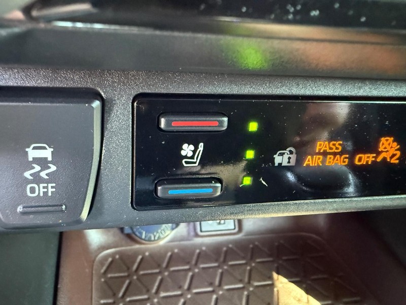 Toyota RAV4 Vehicle Image 18