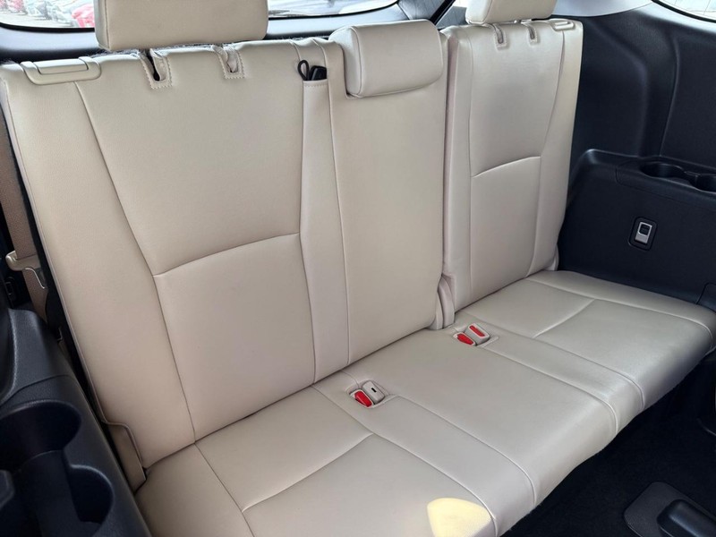 Toyota Highlander Vehicle Image 11