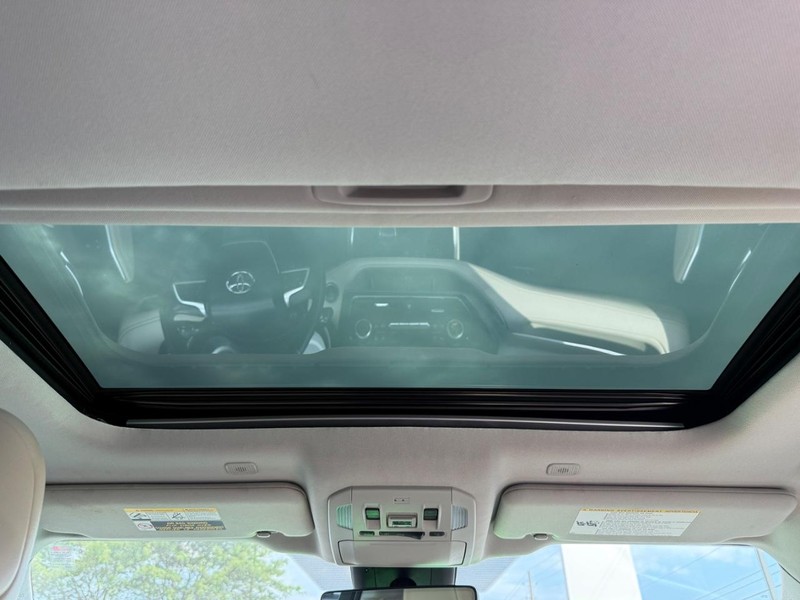 Toyota Highlander Vehicle Image 13