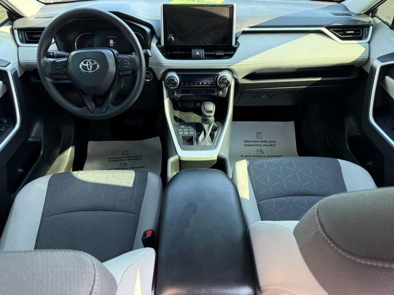 Toyota RAV4 Vehicle Image 11