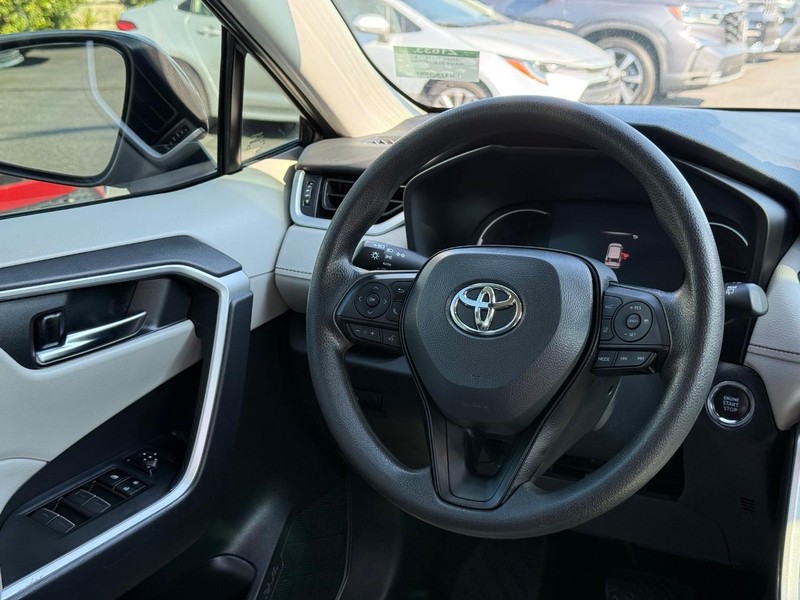 Toyota RAV4 Vehicle Image 12