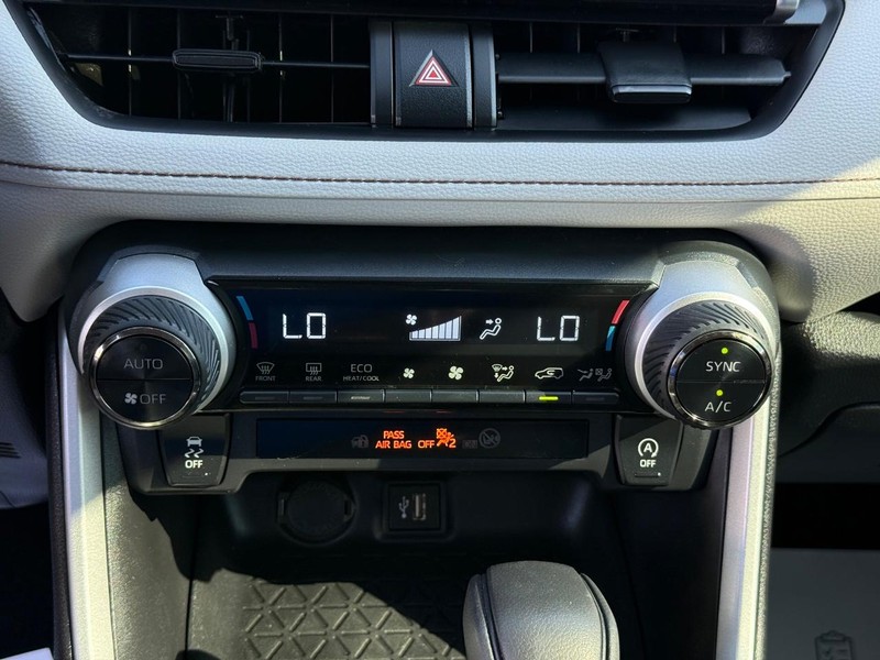 Toyota RAV4 Vehicle Image 18