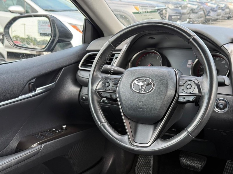Toyota Camry Vehicle Image 12