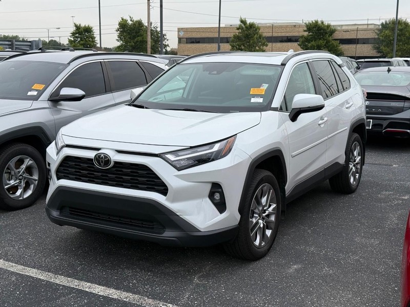 Toyota RAV4 Vehicle Image 02
